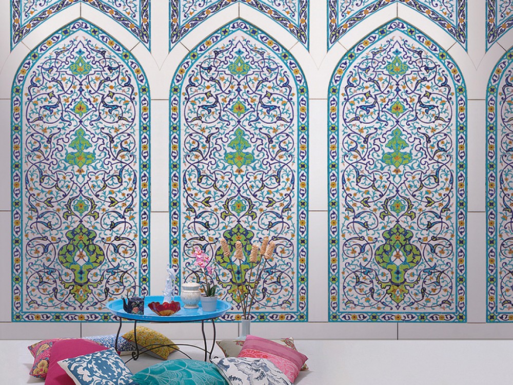 Beyaz Zeminli Modern Kemer ve Klasik Türk Çini Motifli Duvar Kağıdı