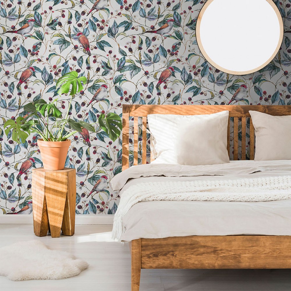 Botanik Stil: Renkli Kuşlar ve Böğürtlen Dalları Desenli Duvar Kağıdı