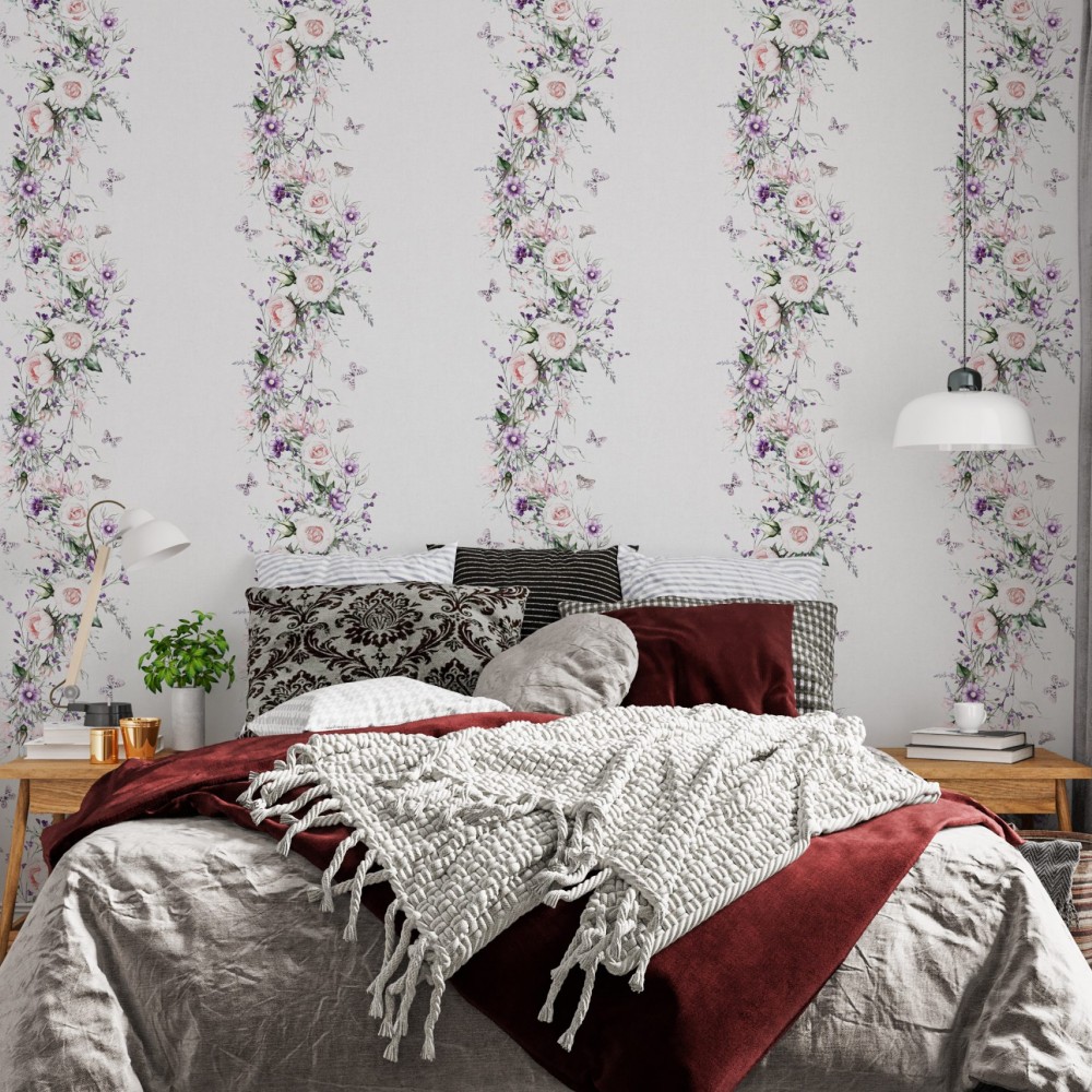 Klasik Fransız Stil Çiçekli Şerit Desenli ve Beyaz Zeminli Duvar Kağıdı