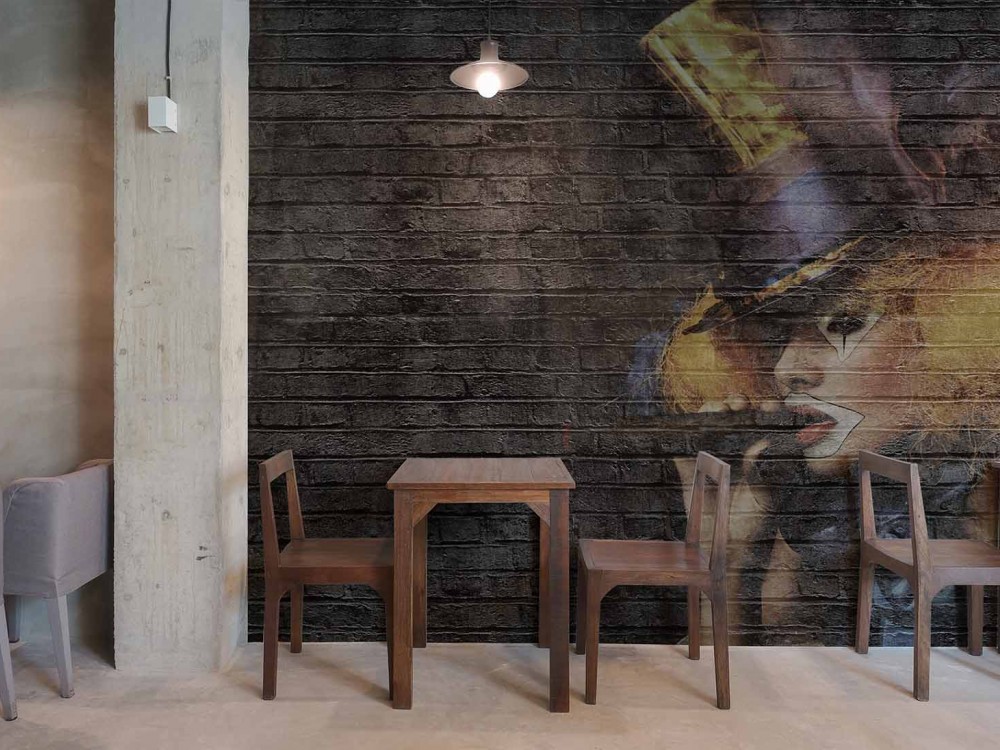 Loft Tarzı İllüzyonist Kadın Figürlü Siyah Tuğla Desenli Duvar Kağıdı