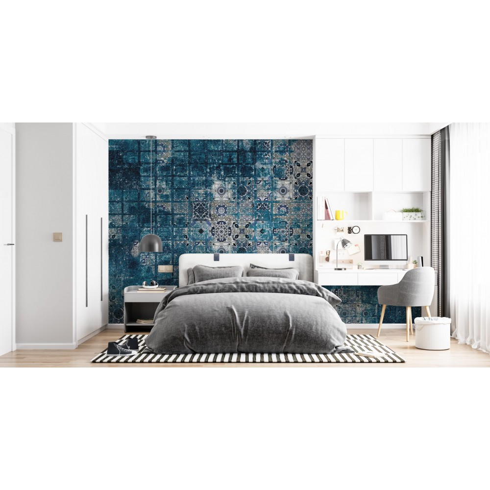 Petrol Mavisi Eskitme Dokulu ve Klasik Çini Desenli Duvar Kağıdı