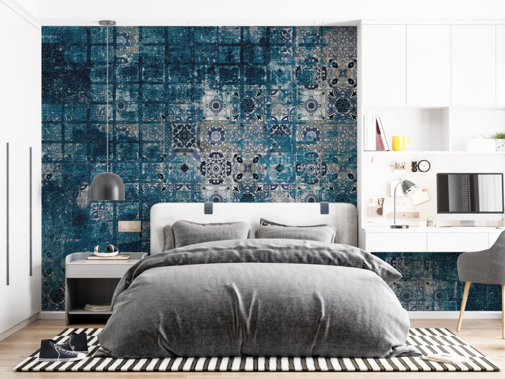 Petrol Mavisi Eskitme Dokulu ve Klasik Çini Desenli Duvar Kağıdı