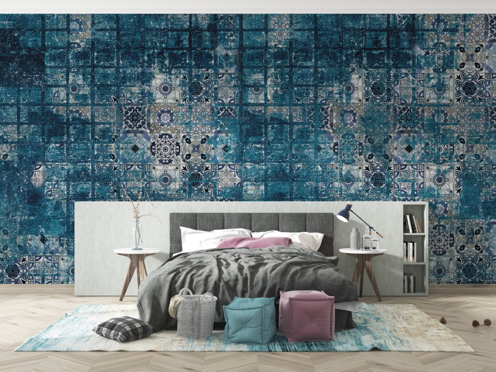 Petrol Mavisi Eskitme Dokulu ve Klasik Çini Desenli Duvar Kağıdı