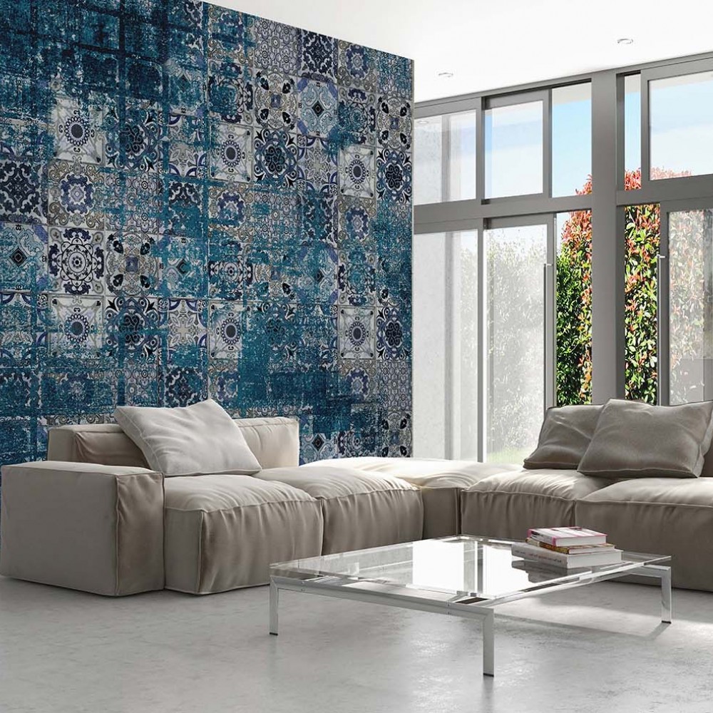 Petrol Mavisi Eskitme Dokulu ve Klasik Çini Desenli Duvar Kağıdı