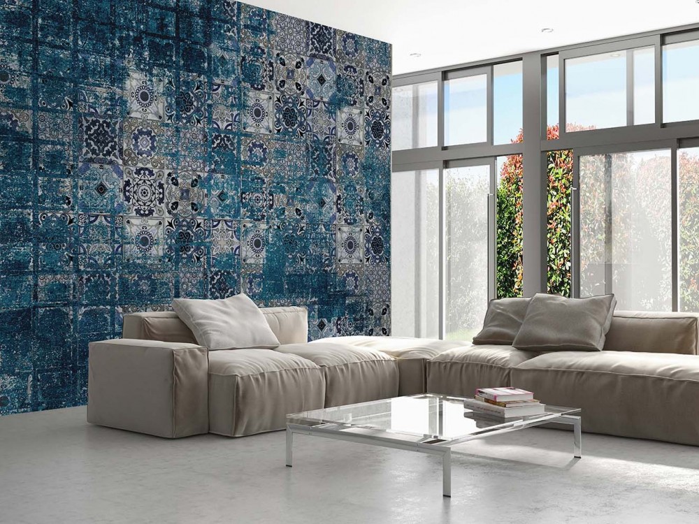 Petrol Mavisi Eskitme Dokulu ve Klasik Çini Desenli Duvar Kağıdı