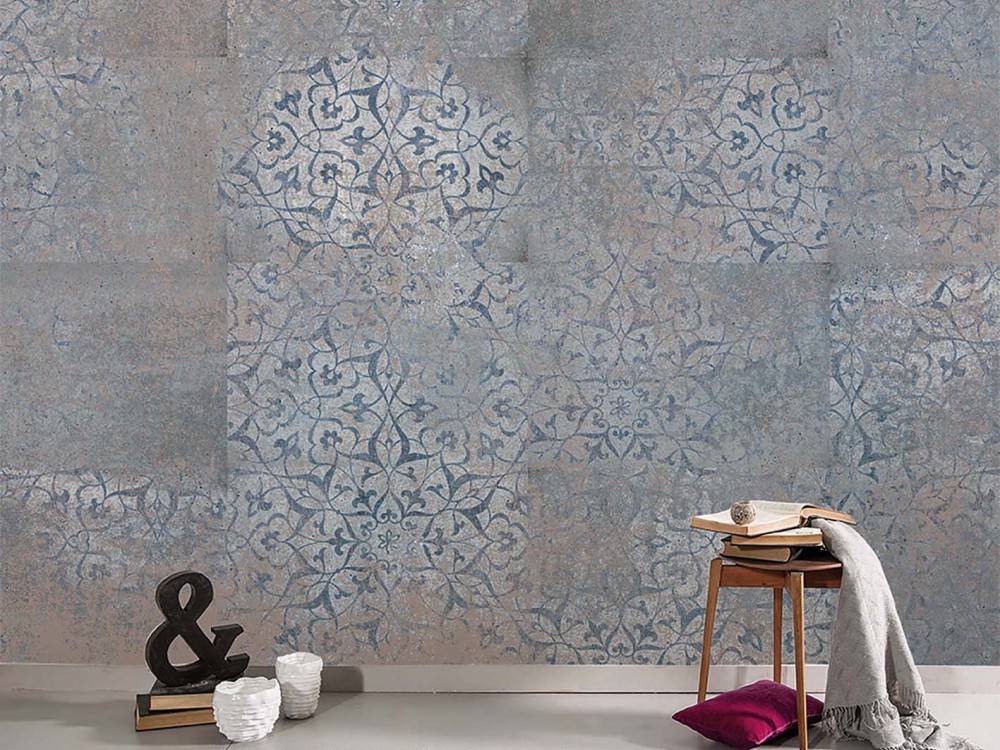  Mavi ve Vizon Eskitme Beton Dokulu Madalyon Desenli Duvar Kağıdı