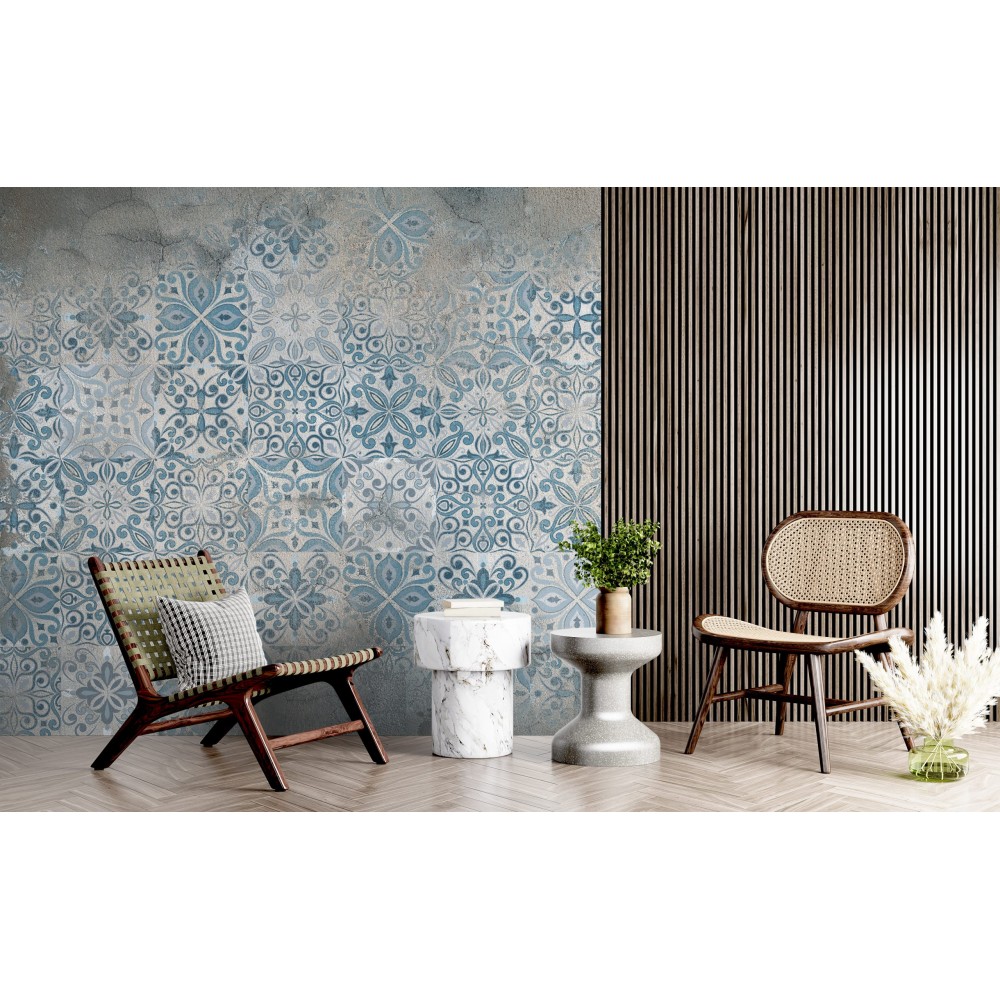 Mavi Çini Desenli ve Eskitme Beton Dokulu Duvar Kağıdı