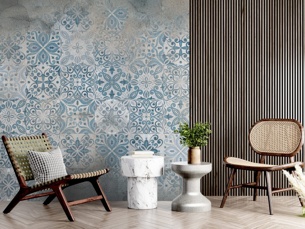 Mavi Çini Desenli ve Eskitme Beton Dokulu Duvar Kağıdı