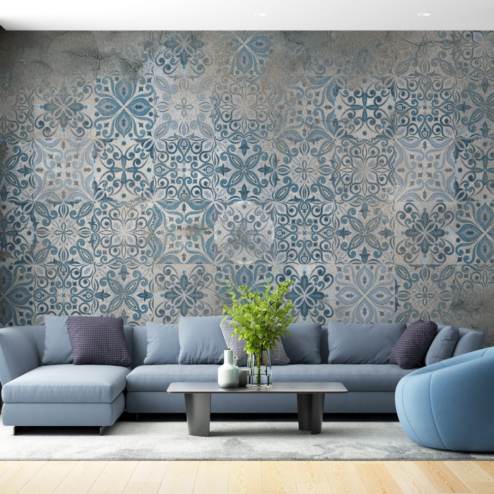 Mavi Çini Desenli ve Eskitme Beton Dokulu Duvar Kağıdı