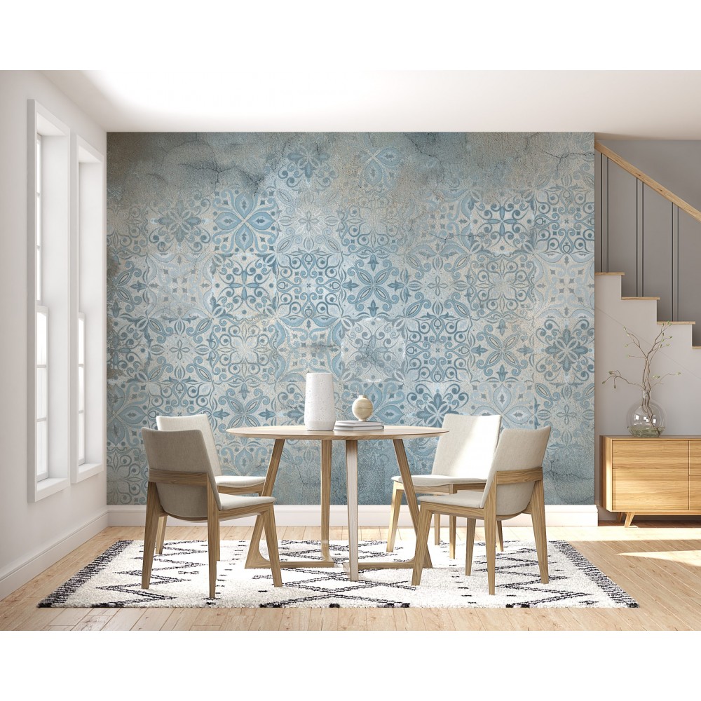 Mavi Çini Desenli ve Eskitme Beton Dokulu Duvar Kağıdı