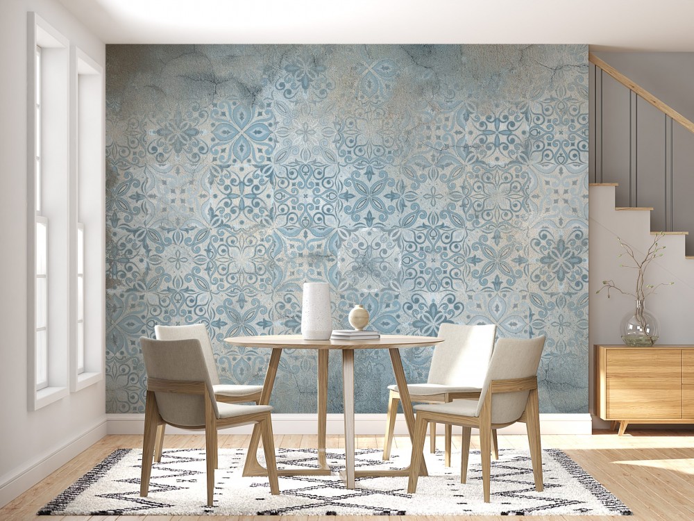 Mavi Çini Desenli ve Eskitme Beton Dokulu Duvar Kağıdı