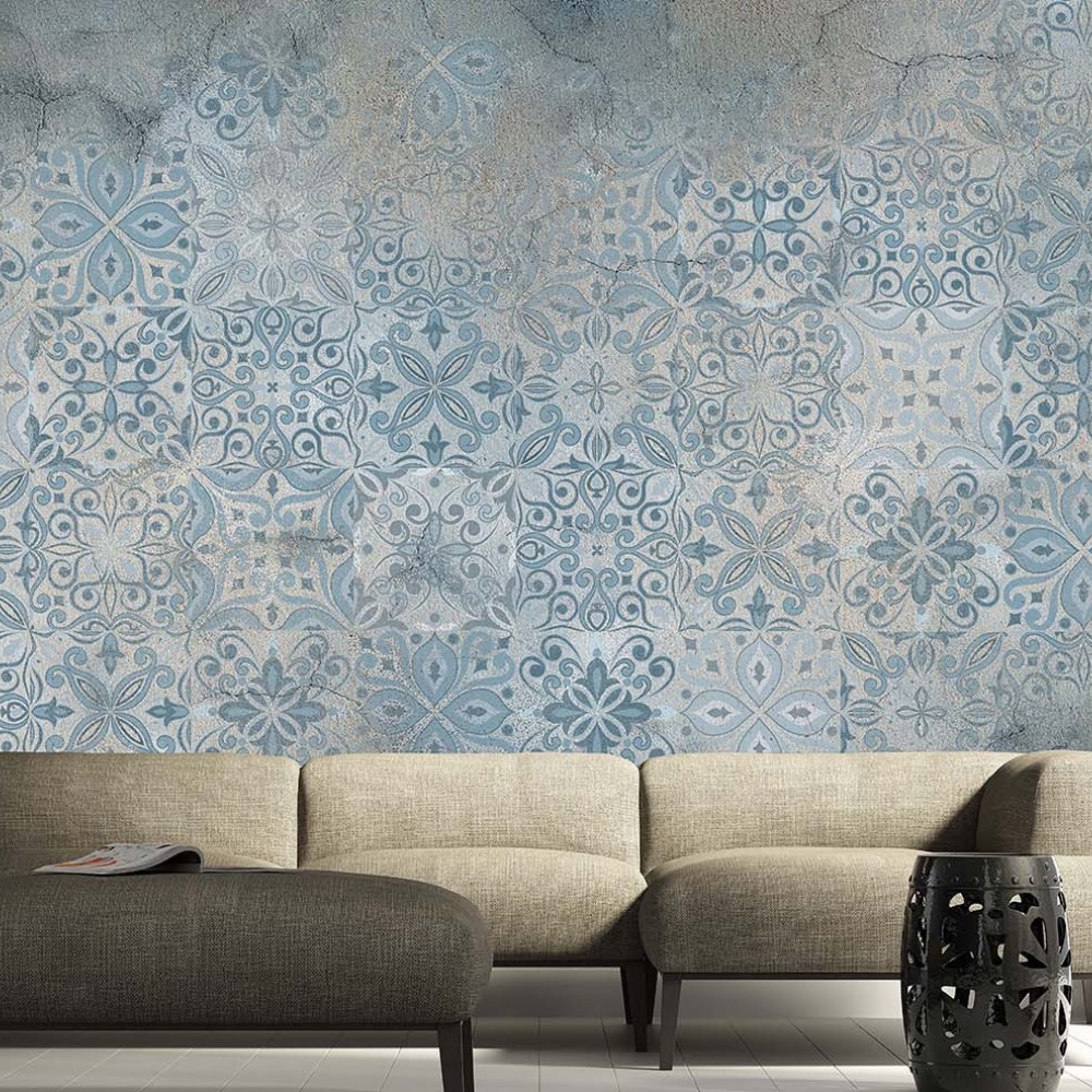 Mavi Çini Desenli ve Eskitme Beton Dokulu Duvar Kağıdı