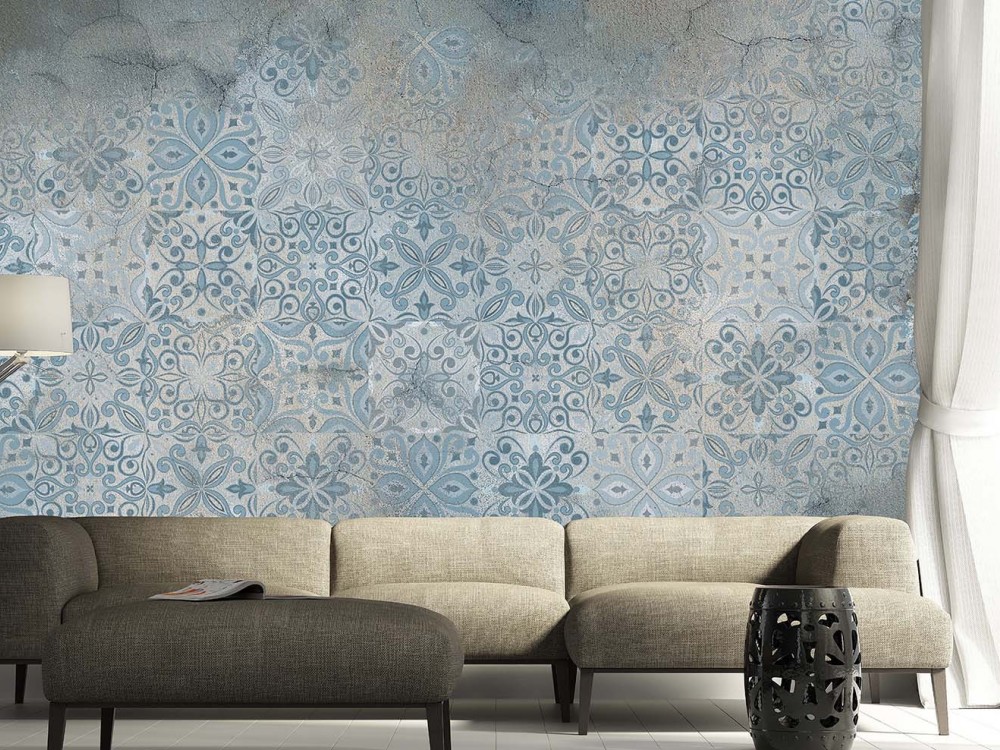 Mavi Çini Desenli ve Eskitme Beton Dokulu Duvar Kağıdı