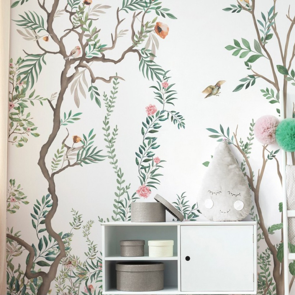 Bahar Dalları: Beyaz Zeminli Suluboya Yaprak ve Kuş Desenli Duvar Kağıdı