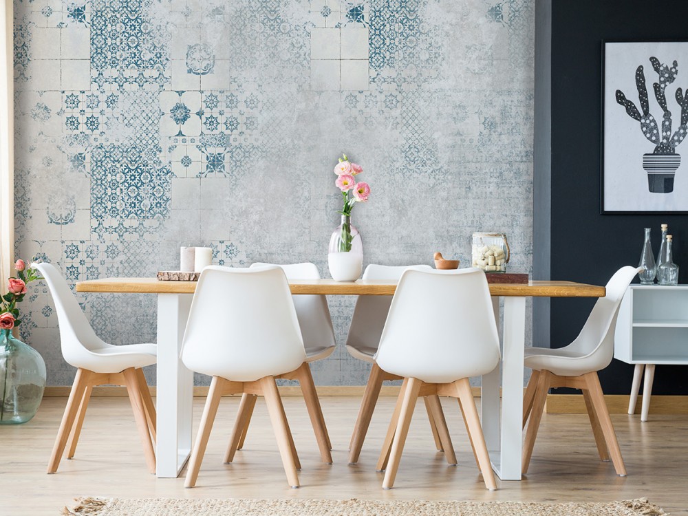 Eskitme Beton Üzerine Mavi Çini Motifli Tasarım Duvar Kağıdı