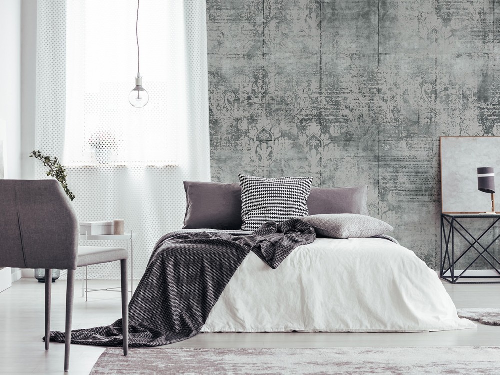 Eskitme Beton Dokulu ve Silik Damask Desenli Antrasit Duvar Kağıdı