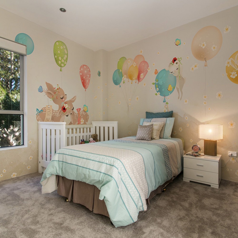 Masalsı Doğa Serisi: Soft Bej Zeminli Çiçekli Geyikler ve Balon Desenli Bebek Odası Duvar Kağıdı