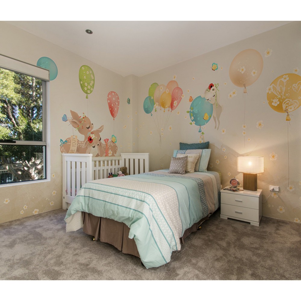 Masalsı Doğa Serisi: Soft Bej Zeminli Çiçekli Geyikler ve Balon Desenli Bebek Odası Duvar Kağıdı