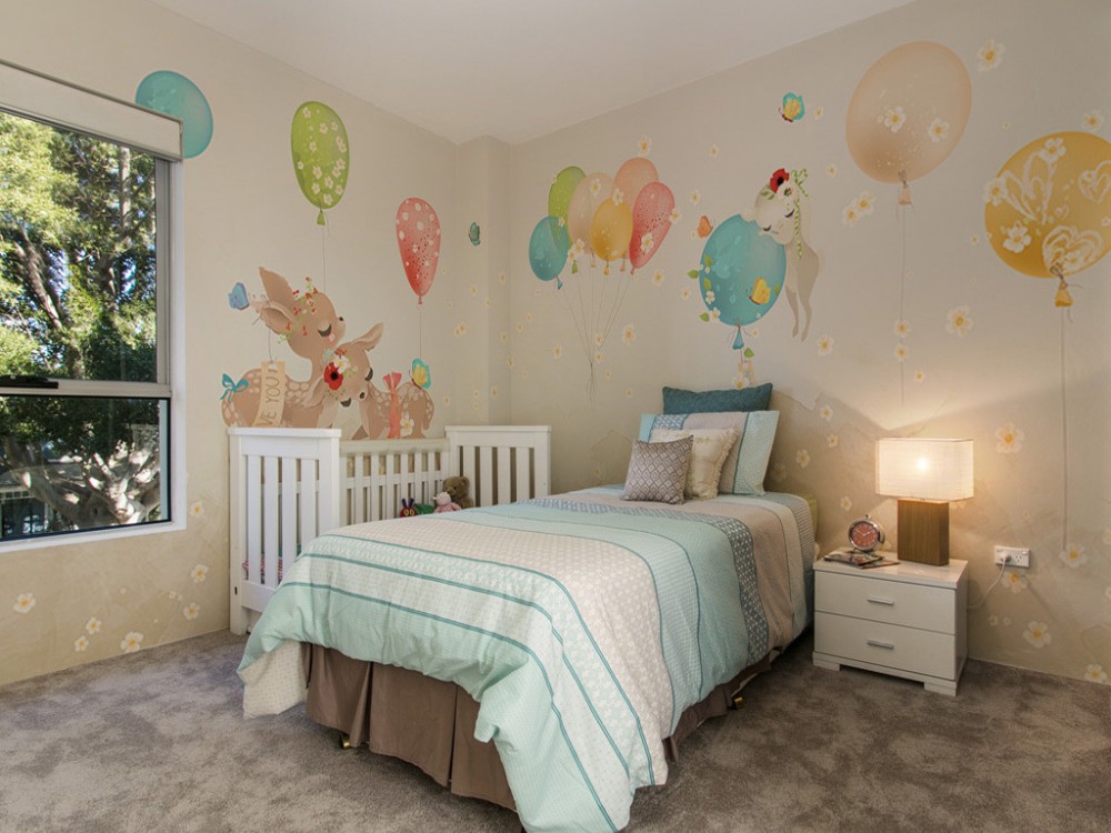 Masalsı Doğa Serisi: Soft Bej Zeminli Çiçekli Geyikler ve Balon Desenli Bebek Odası Duvar Kağıdı