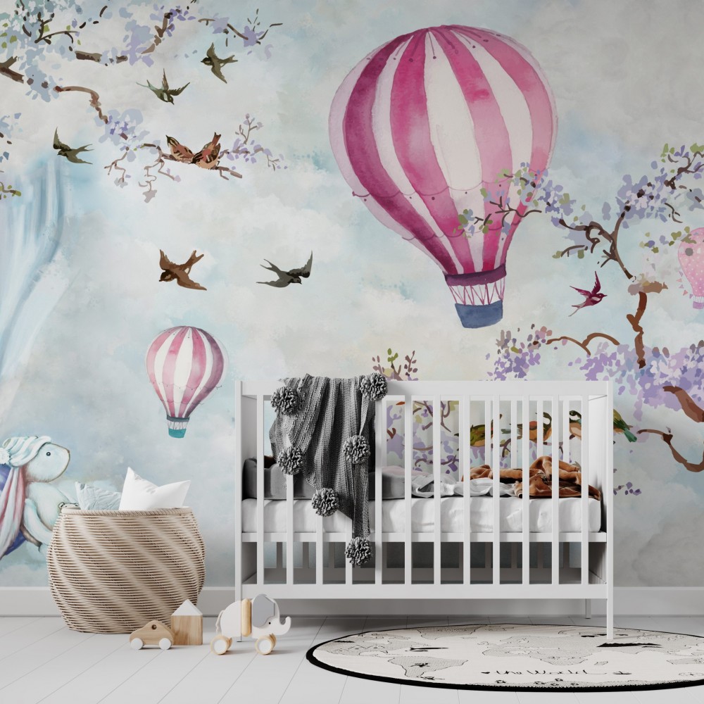 Gökyüzü Macerası: Suluboya Efektli Uçan Balon ve Bahar Çiçekli Bebek Odası Duvar Kağıdı