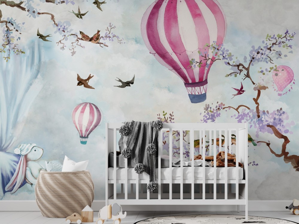Gökyüzü Macerası: Suluboya Efektli Uçan Balon ve Bahar Çiçekli Bebek Odası Duvar Kağıdı