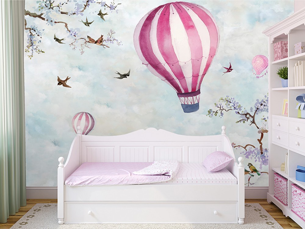 Gökyüzü Macerası: Suluboya Efektli Uçan Balon ve Bahar Çiçekli Bebek Odası Duvar Kağıdı
