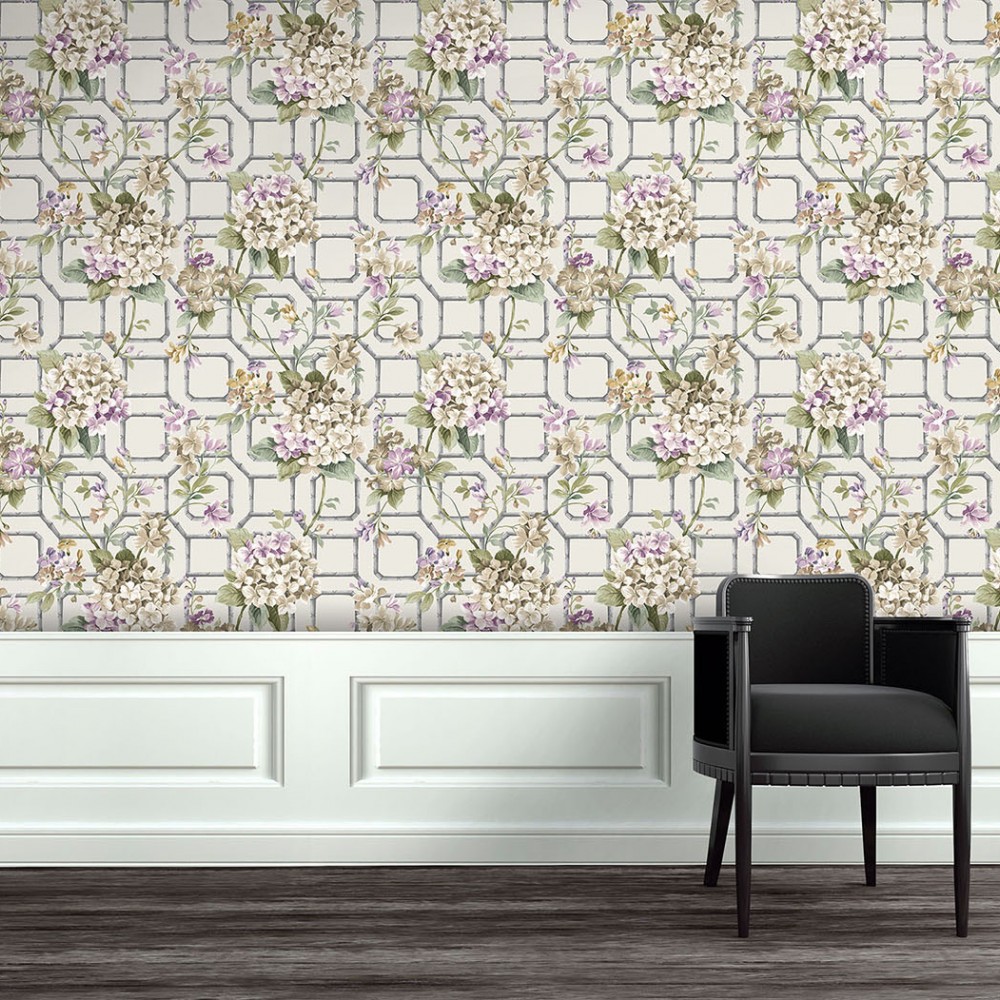 Şık Çizgisel Zemin Üzerine Lila ve Krem Çiçekli Duvar Kağıdı