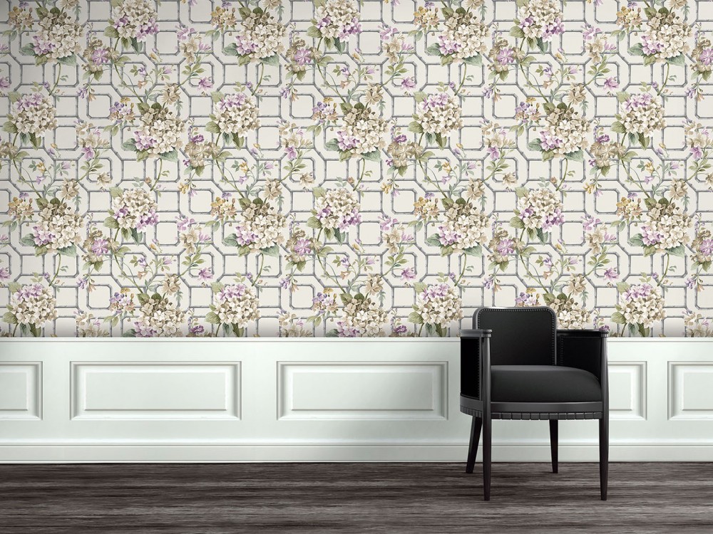 Şık Çizgisel Zemin Üzerine Lila ve Krem Çiçekli Duvar Kağıdı