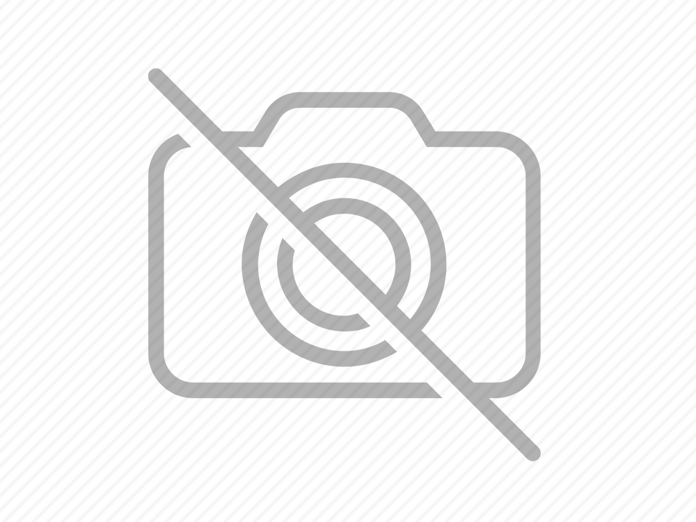 Modern Suluboya Şehir Silüeti ve Puslu Manzara Duvar Kağıdı